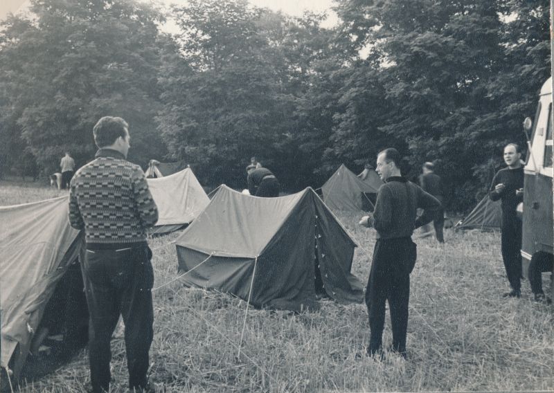 Foto. Haapsalu meeskoori album 1966-1967. Hommik laagris Tšernovitsi lähedal.