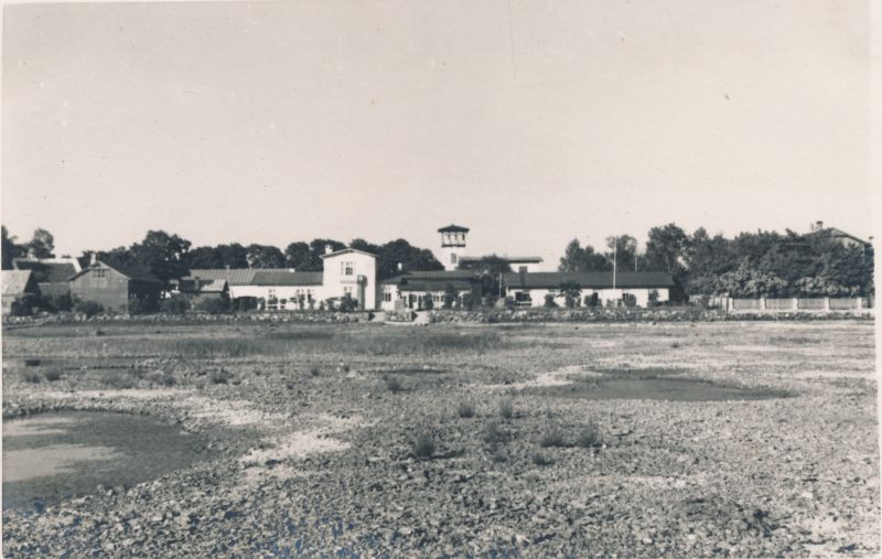 Foto. Vaade Laidoneri sanatooriumile Eeslahe poolt. 1933. Albumis HM 8466:1. Kuulunud kapten Harald Dampffile.