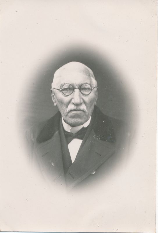 Foto. Johannes Valdmann, portree 1941. Albumis HM 8466:1. Kuulunud kapten Harald Dampffile.