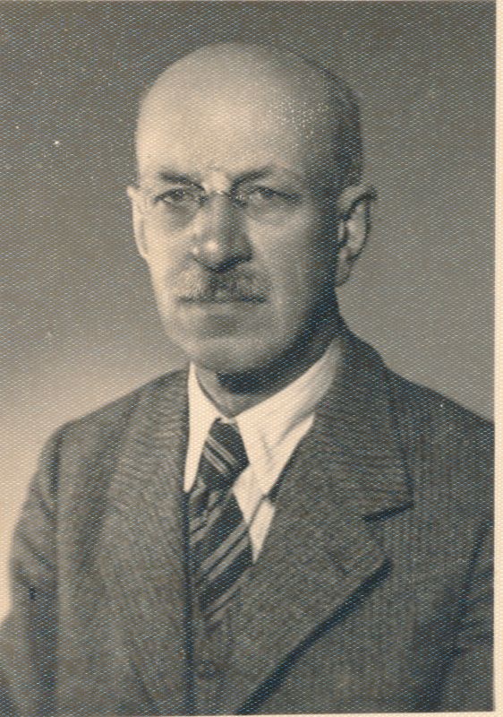 Foto. Mehe rinnaportree. 1940. Kuulunud kapten Harald Dampffile. Albumis HM 8466:1.