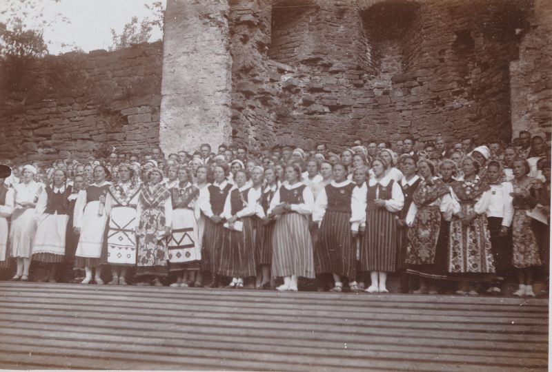 Foto. Laulukoorid lossiaia laval esinemas eestirootslaste laulupeol 1933. Albumis HM 8466:1. Kuulunud kapten Harald Dampffile.