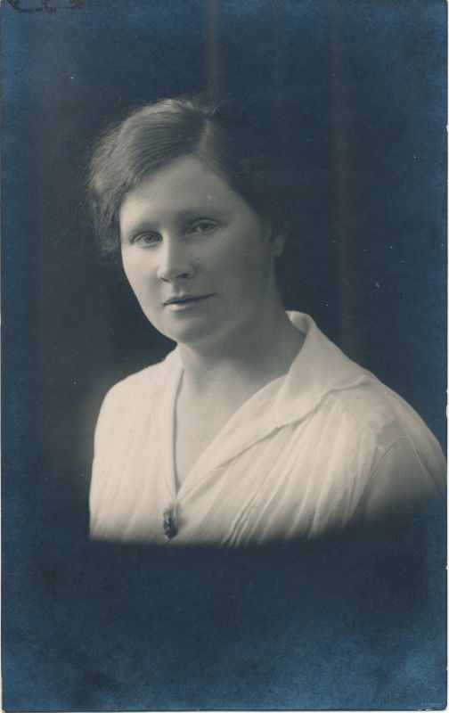 Foto. Noore naise portree. 1923. Albumis HM 8466:1. Kuulunud kapten Harald Dampffile.