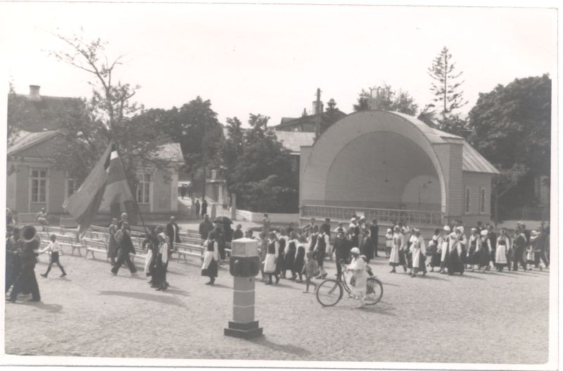 Foto. Eestirootslaste laulupeo rongkäik Suurel promenaadil kõlakoja lähedal. 1933. Albumis HM 8466:1. Kuulunud kapten Harald Dampffile.