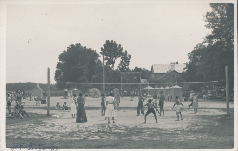 Foto. Dampfi album. Võrkpallimäng Aafrika ranna palliplatsil. Vaade Vee t. majade suunas. 1930ndad. a.