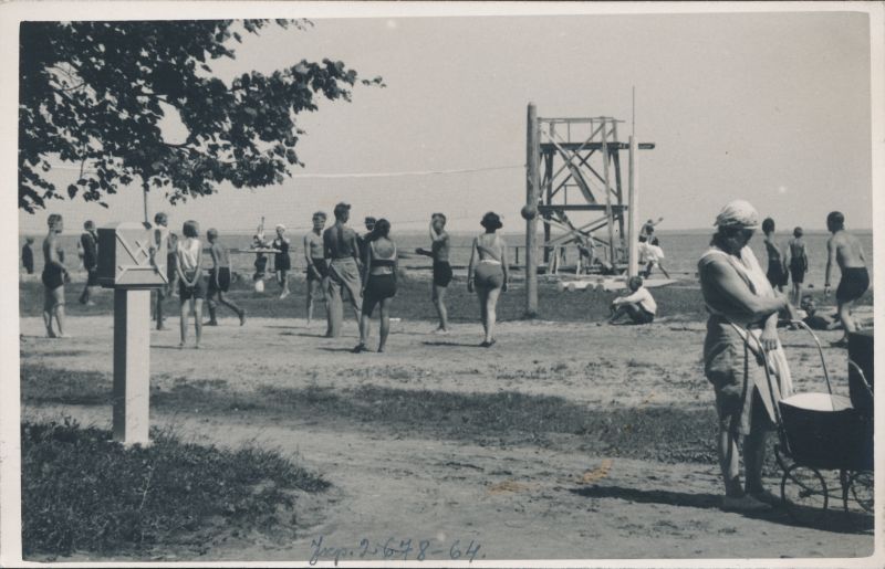 Foto. Dampfi album. Pallimängijad jt. suvitajad Aafrika rannas. Esiplaanil naine lapsevankriga ja post kastiga. Umb. 1932.