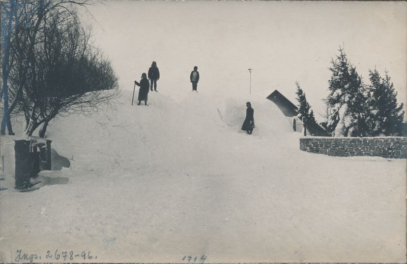 Foto. Dampfi album. Lumevall Sadama tänaval tollihoone ja jahtklubi vahel. 1914.