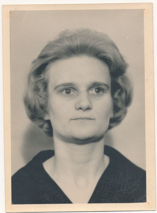 Foto. Säär, Halja. Teeninduskombinaat "Haapsalu" õmbleja. Haapsalus, autahvlilt. 1963. Fotoportree.