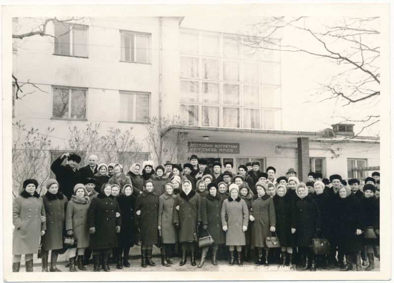Foto. Puhkajad talverõivastes sanatoorium Laine ees märts 1971, Fotogr. H. Alver