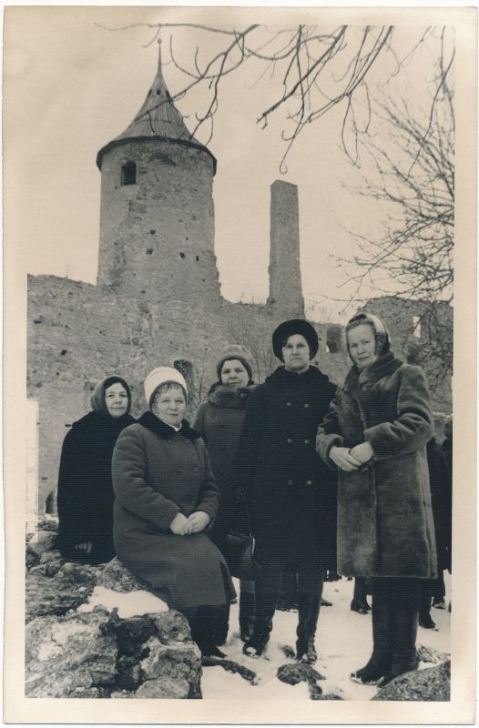 Foto. Sanatoorium Laine puhkajad, viis talverõivastes naisterahvast Haapsalu lossivaremetes märts 1971, Fotogr. H. Alver