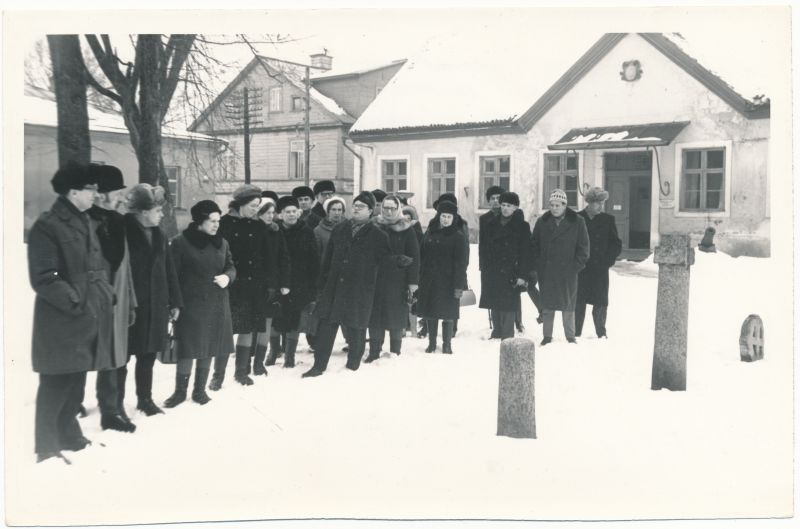 Foto. Sanatoorium Laine puhkajad Haapsalu Koduloomuuseumi ees märts 1971, Fotogr. H. Alver