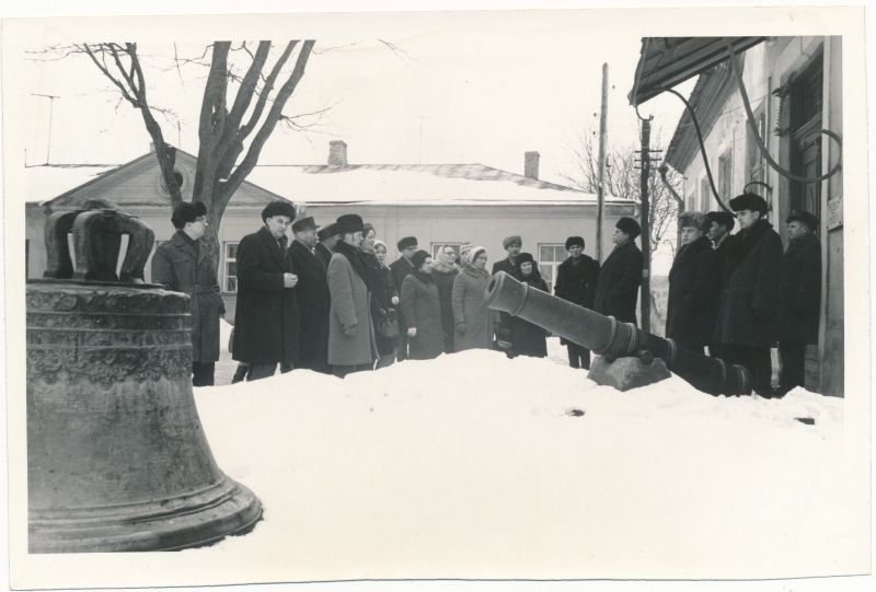 Foto. Haapsalu Koduloomuuseumi vanem teaduslik töötaja I. Taal puhkajaile seletusi andmas märts 1971, Fotogr. H. Alver