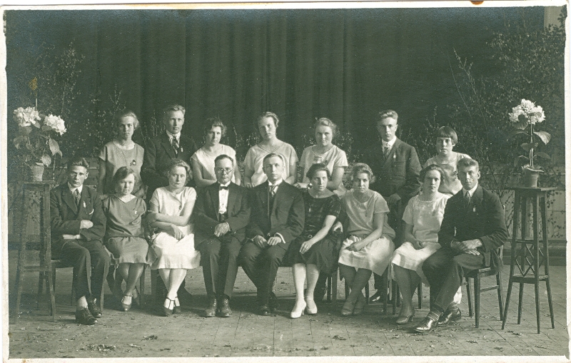 Foto. Läänemaa Õpetajate Seminar. Esireas prillidega Cyrillus Kreek. Grupipilt. 1920nd. Mustvalge.