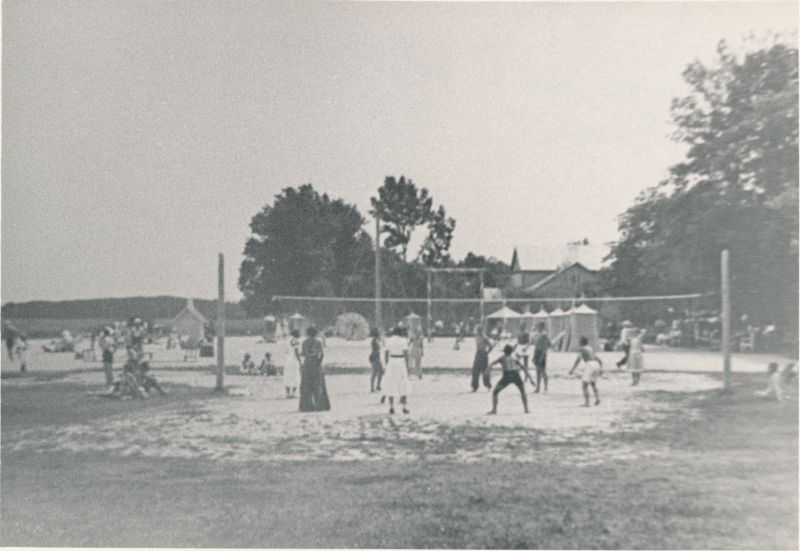 Foto. Haapsalu. Linna rand, endine "Aafrika rand", Suvepuhkajad. Reprodutseeris Hans Alver 1968