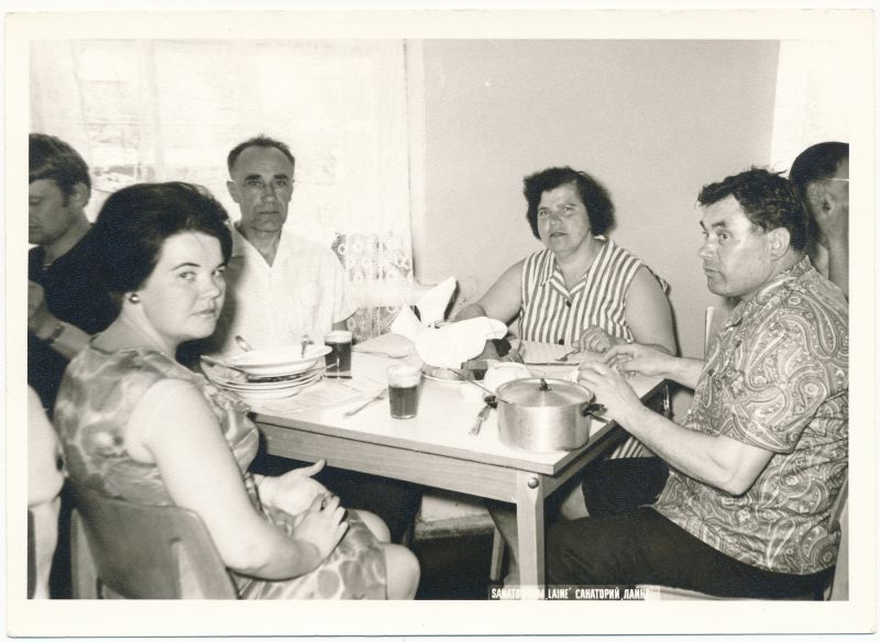 Foto. Sanatoorium Laine puhkajad söögisaalis einetamas 1971, Fotogr. H. Alver