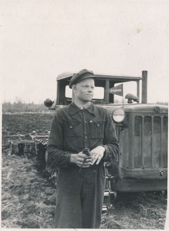 Foto. Hiiumaa raj. Emmaste külanõukogu Bolseviku kolhoosi traktorist kommunistlik noor Paul Vahtra. F: E. Järve.