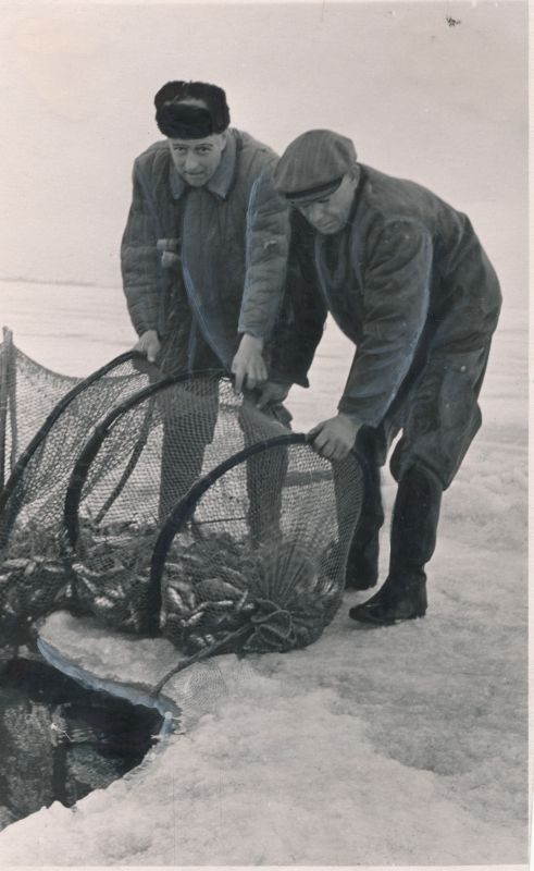 Foto. Haapsalu raj. adm. Nahhimovi nim. kalurikolhoosi kalur A. Malm (paremal) ja A. Spruul. 1956. Fotogr. V. Prümmel