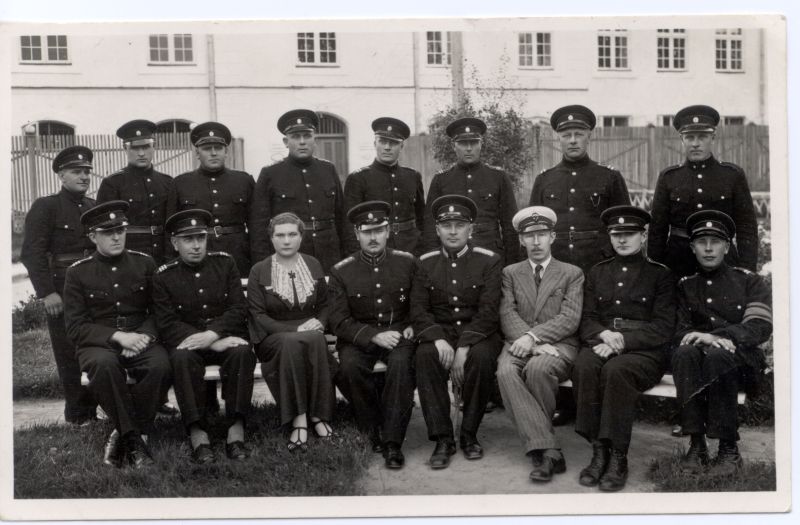 Foto. Linnapea Hans Alver grupi vormis meestega vangla ees. 1937. Mustvalge.