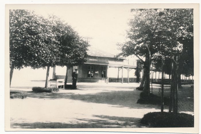 Foto.  Haapsalu. "Trinkhalle" läänepoolne osa, kus asus "Musse" seltsi raamatukogu. Foto: ca 1892. HM 1351.