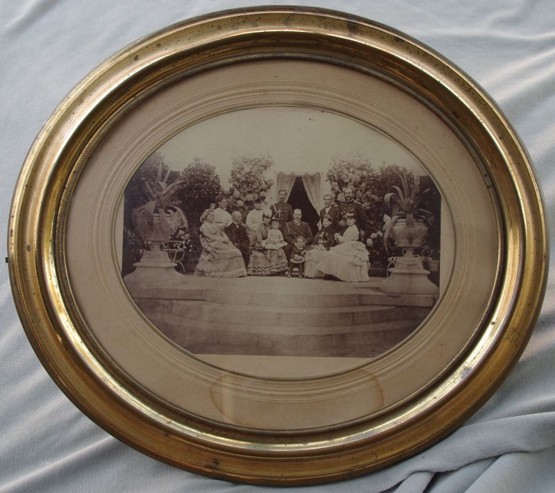 Foto. Vene troonipärija seltskonnaga De la Gardie lossi ees, sh. G. Hirsch, arvat. 1877, Raamitud, ovaalne.