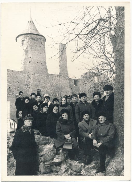 Foto. Sanatoorium Laine ravialused linnaekskursioonil lossivaremetes. Ekskursioonijuht I. Taal. 1969. Foto: H. Alver.