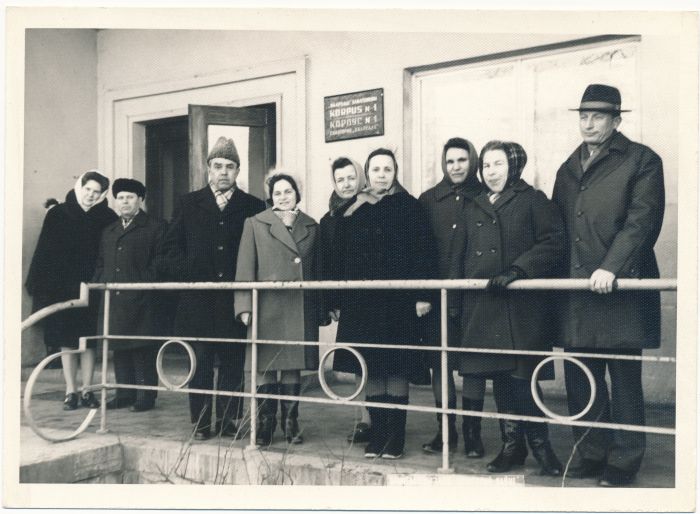 Foto. Sanatoorium Laine ravialused I korpuse peasissekäigu ees. Ekskursioonijuht I. Taal. 1969. Foto: H. Alver.