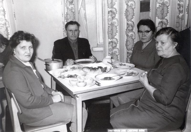 Foto. Sanatoorium Laine ravialused lõunatamas. Ekskursioonijuht I. Taal. 1969. Foto: H. Alver.