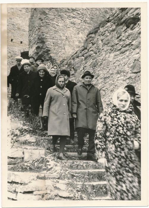 Foto. Grupp sanatoorium Laine ravialuseid linnaekskursioonil lossivaremetes. 1969. Foto: H. Alver.