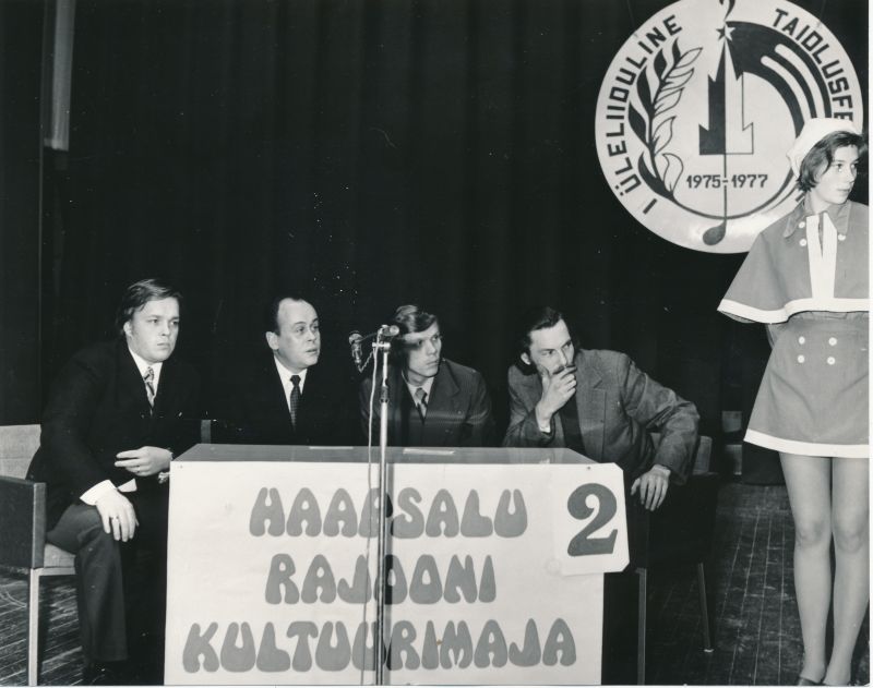 Foto. Mälumängurid üleliidulisel taidlusfestivalil Haapsalu kultuurimajas 1976. a. talvel.  Mustvalge.