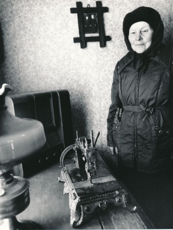 Foto. Koela talumuuseumi avamine 14. nov. 1987. Hilja Heldema ja esemete väljapanekud. F: A. Tarmula. Mustvalge.