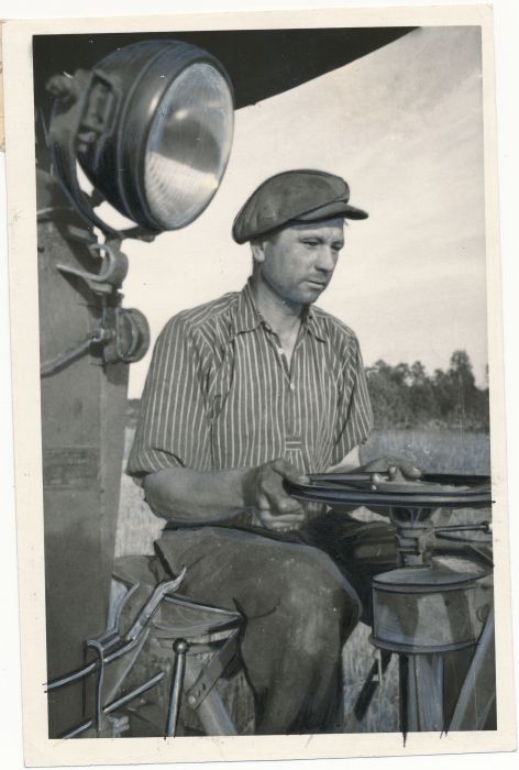 Foto. Tarva masina-traktorijaama kombainer Mihkel Tamm viljakoristusel. Fotogr. V. Samussenko. 1955.