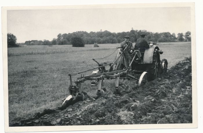 Foto. Märjamaa rajooni "Avangardi" kolhoosi traktorist E. Mändla ja haakija J. Koha sügiskünnil. Fotogr. E. Järve.