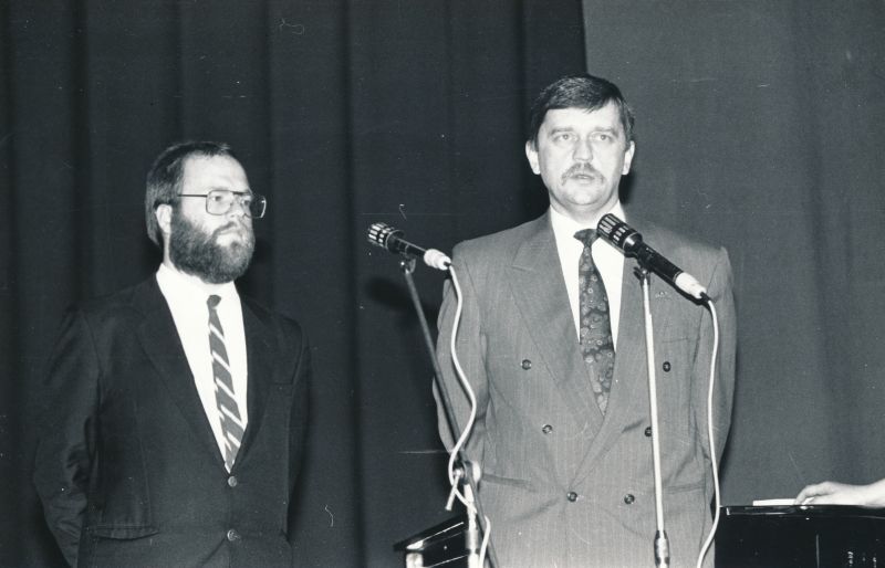 Soomeugri hõimupäevad Haapsalus 19.10.1991. Fotol: J.Reuter (USA) ja maasekretär H.Danilov. Mustvalge.