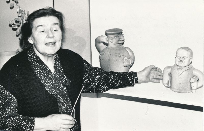 Foto. E.Mardna oma keraamikanäituse "Kõigi maade proletaarlased, põgenege!" avamisel Läänemaa Muuseumis 25.10.1991.