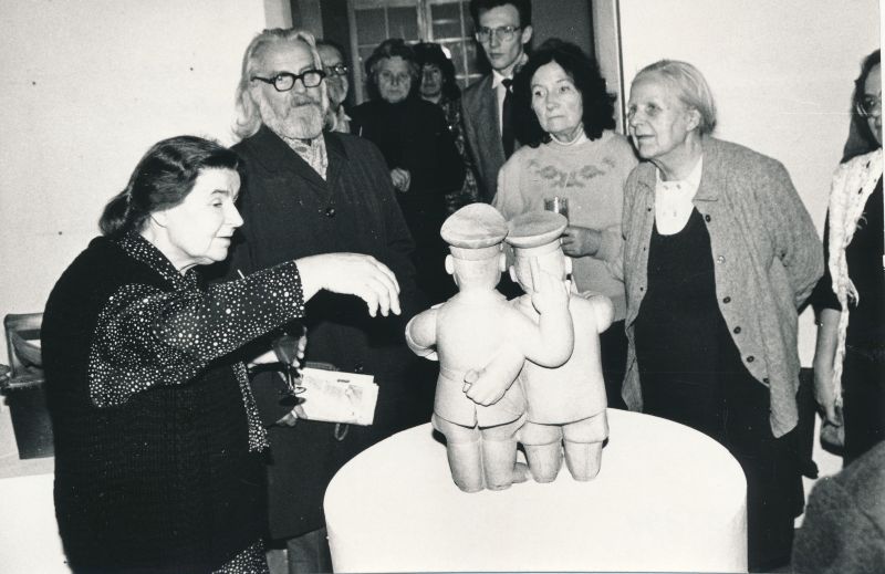 Foto. E.Mardna näitusel Läänemaa Muuseumis. Fotol: E.Mardna, J.E Sedman, H.Rääli, J.Liit. Mustvalge.