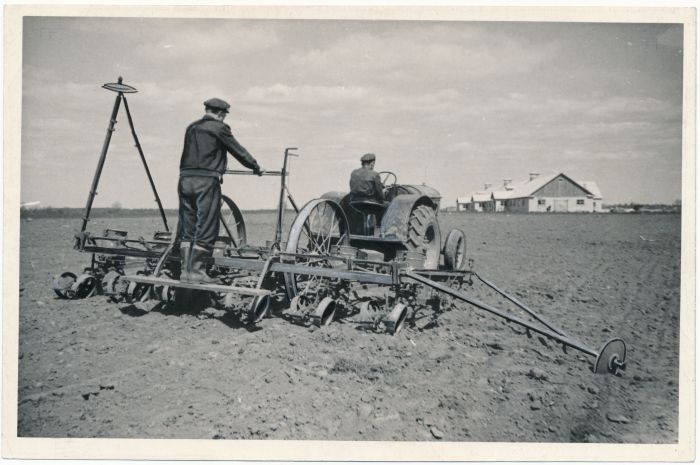 Foto. Traktorist V. Aruksaar ja tema abiline A. Kuusemäe Märjamaa raj. "Sädeme" kolhoosis maisi külvamas. Fotogr. E. Järve.