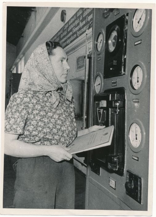 Foto. Ellamaa elektrijaama masinist L. Sinivee turbiinide näidikuid jälgimas. Fotogr. J. Vatser. 1954.