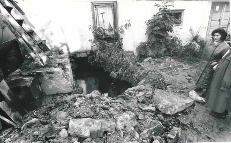 Foto. Sellisena ENSV - lt saadud Haapsalu keemilise puhastuse töökoda läheb erastamisele. Okt. 1991.a.