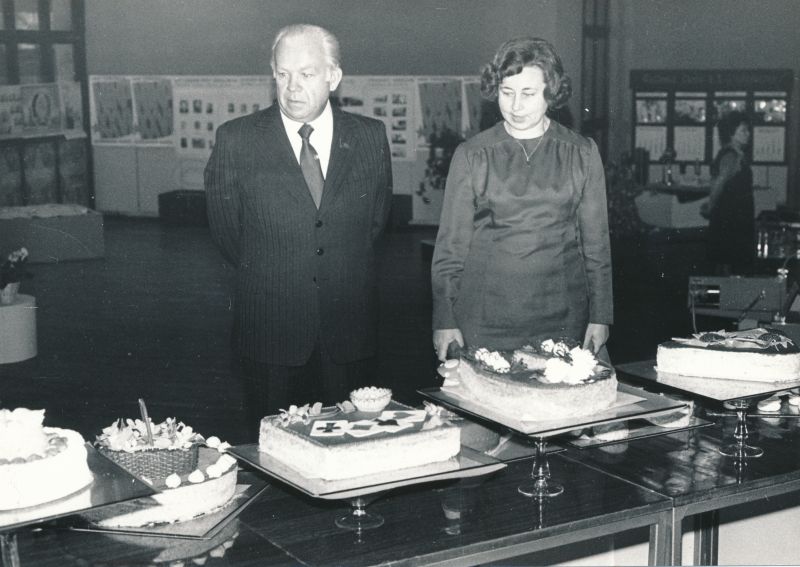 Foto. EKP Haapsalu raj.-org. XXI konverentsil kultuurimajas. Kondiitritoodete väljapanek. Fotol: Laine Soosalu ja Karl Vaino. 1980.