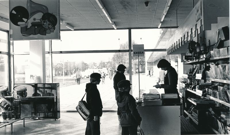 Foto. Haapsalu kaubamaja fotokaupade osakond. 1980.a.  Mustvalge.