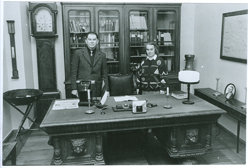 Foto. Läänemaa Muuseumi remondijärgne avamine, 22.06.1993. V: Ants Alver ja Halja Alver linnapea memoriaalkabinetis.