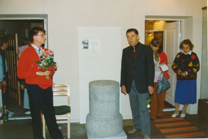 Foto. Läänemaa Muuseumi remondijärgne avamine, 22.06.1993. Vasakult: A. Jaarma, A. Alver, A. Jürisson, H. Alver.