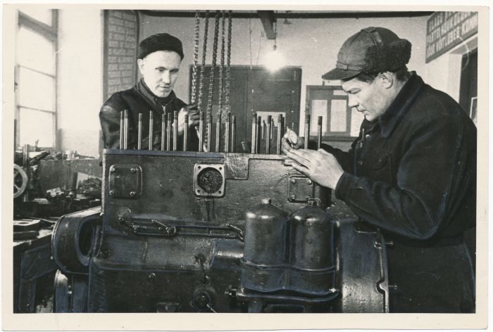 Foto. Mootorite remondi kvaliteedi kontrollimine Haapsalu raj. Taebla masina-traktorijaamas. F: V. Gorbunov. 1954.