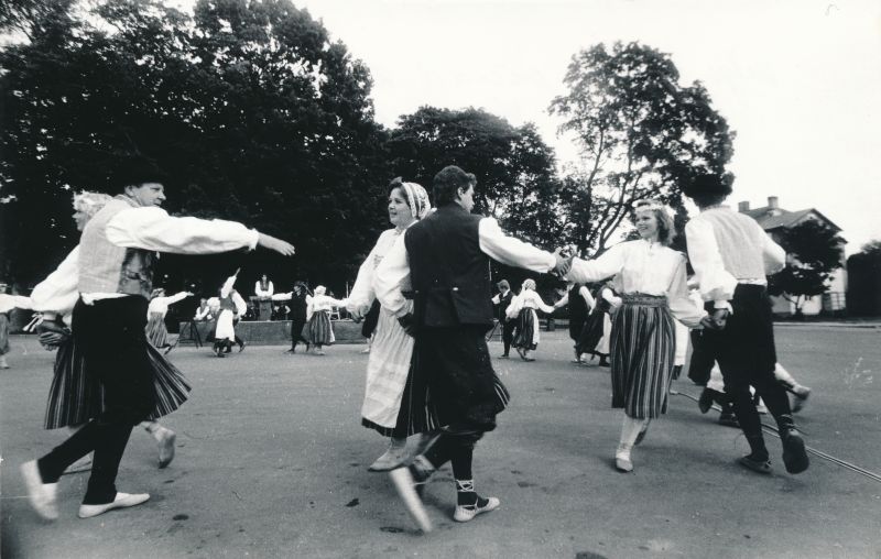 Foto. Valge Daami päevadel 22.-25.08.1991.a. Rahvatantsijad Haapsalu Lossiplatsil. Mustvalge.
