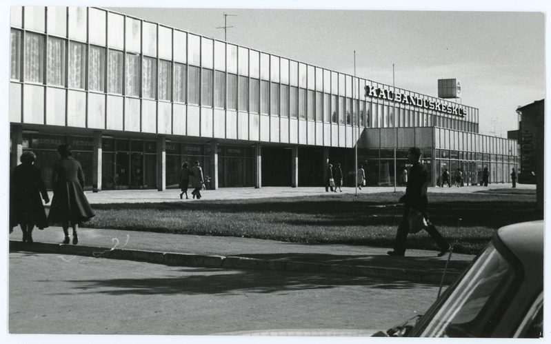 Foto. Haapsalu kaubanduskeskus. Välisvaade. 1980. a.  Mustvalge.