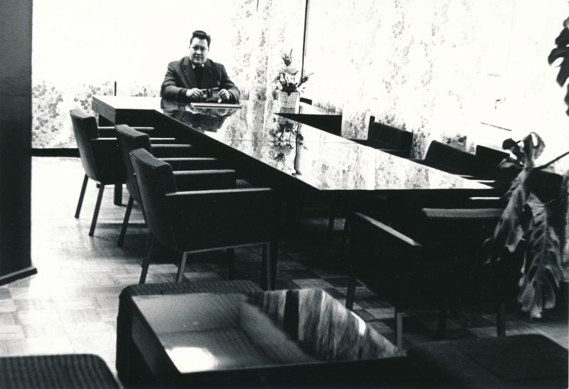 Foto. Haapsalu rajooni Keskhaigla peaarst Madis Martinson oma kabinetis uues haiglas 1980. a. Mustvalge.