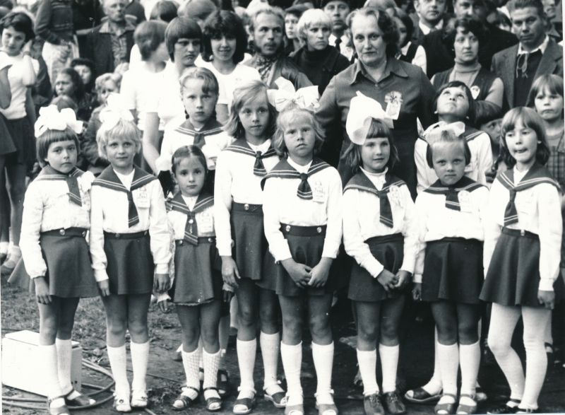 Foto. "Lääne Kaluri" lasteringi laululapsed ja 
juhendaja Aino Valter. 1980. Mustvalge.