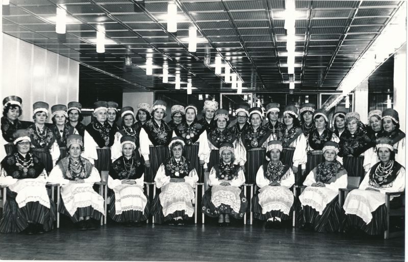 Foto. Naiskoor "Heli" Haapsalu kultuurimajas. 1980.a.  Mustvalge.
