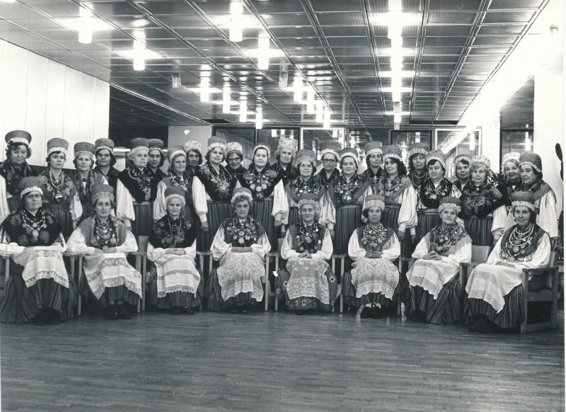 Foto. Naiskoor "Heli" Haapsalu Kultuurimajas. 1980.a.  Mustvalge.