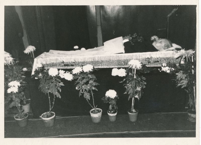Foto. Leo Randre kirst matusetalituse ajal 16.10.1966.a. Haapsalu Kultuurimaja saalis.