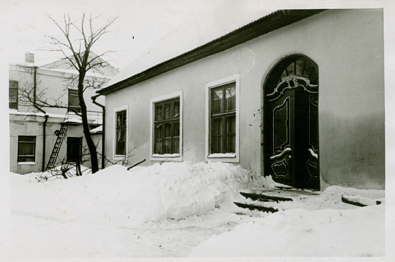 Foto. Haapsalu Koduloomuuseumi õuevaade. Talv, 1965/66.a. Mustvalge.